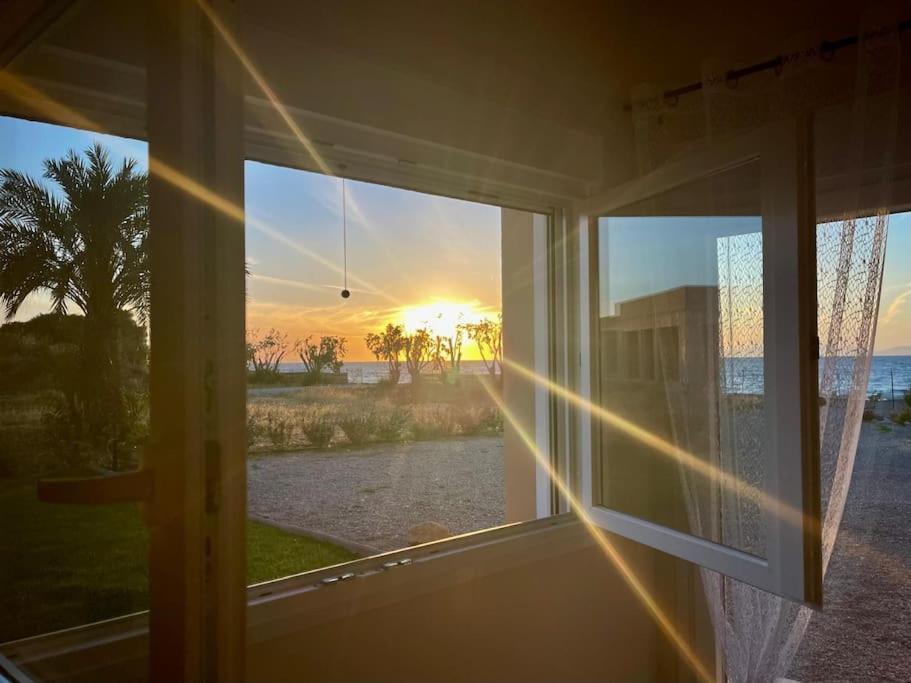 Lambou Beach Sunset Soroni 外观 照片