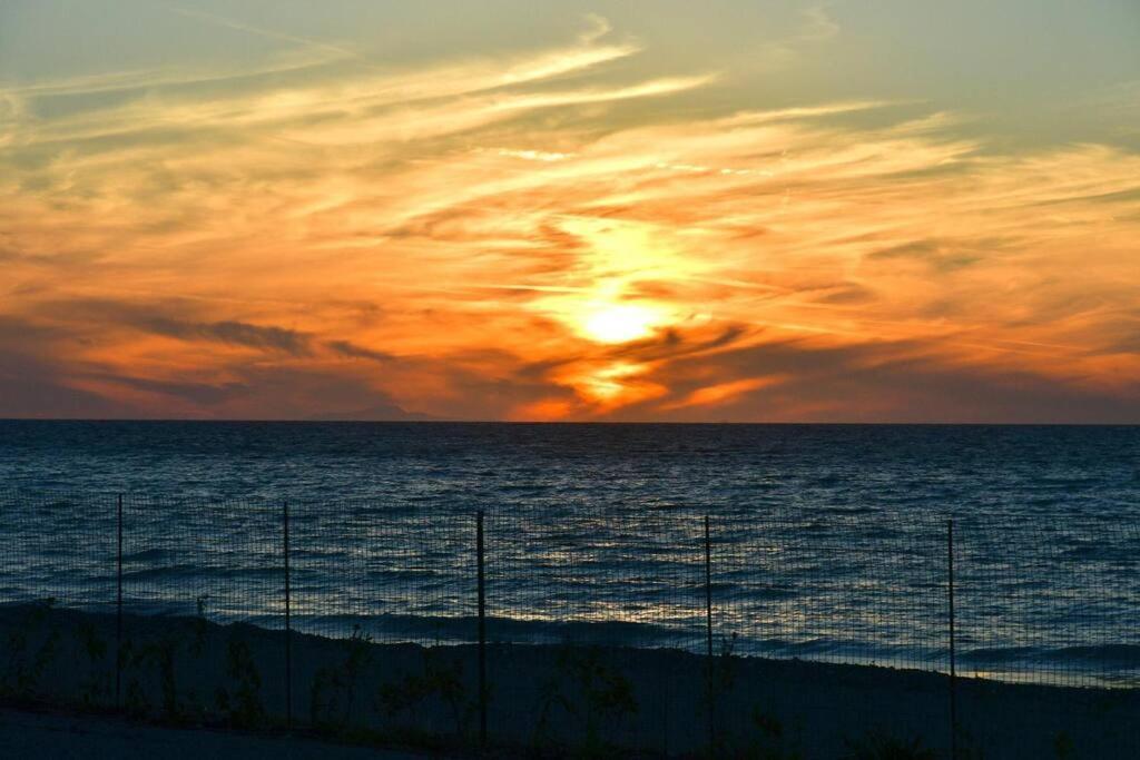 Lambou Beach Sunset Soroni 外观 照片