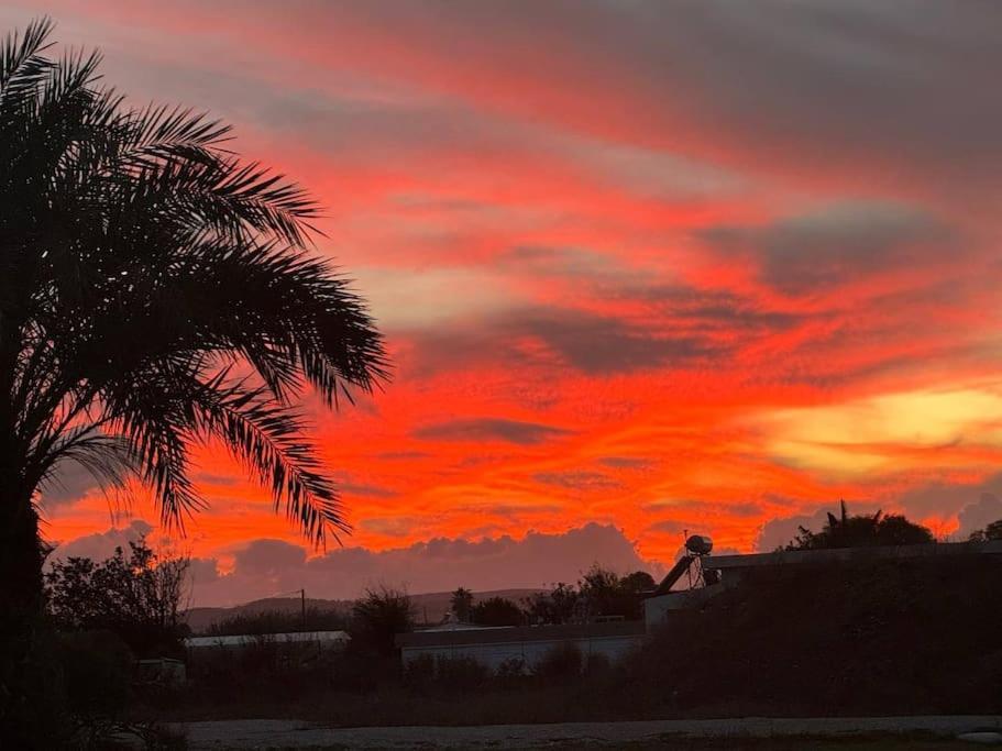 Lambou Beach Sunset Soroni 外观 照片