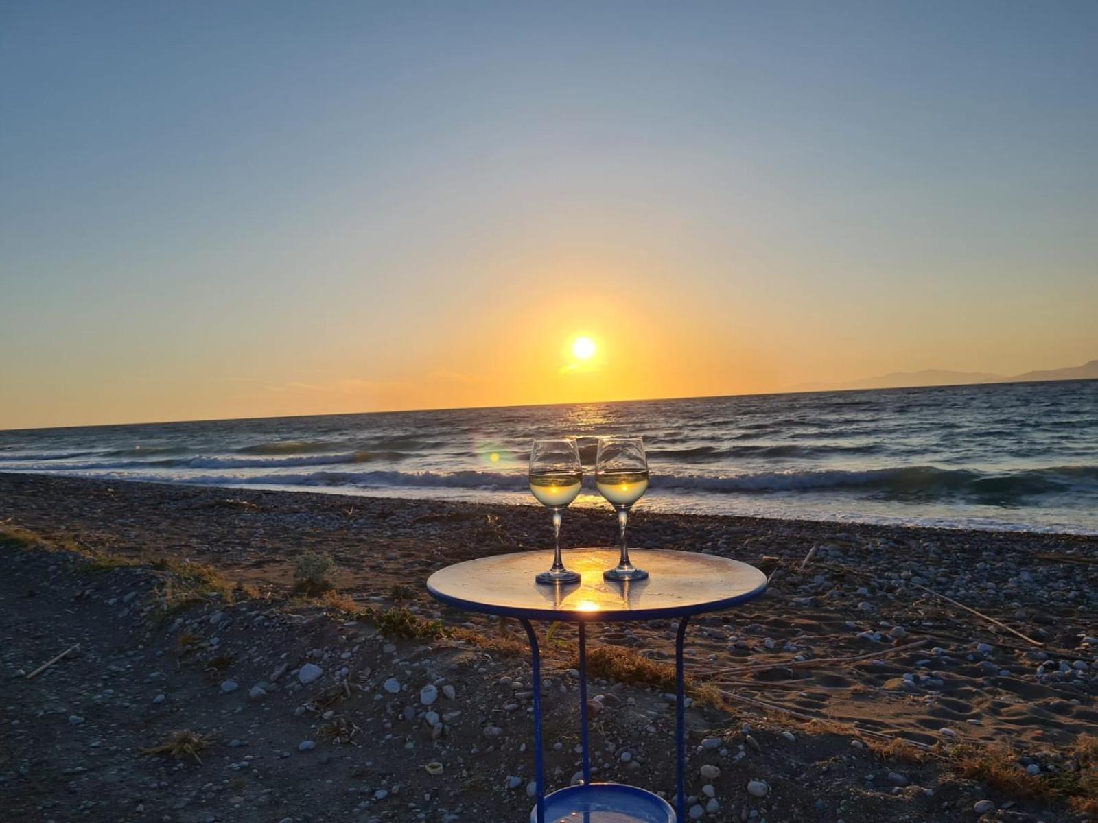 Lambou Beach Sunset Soroni 外观 照片