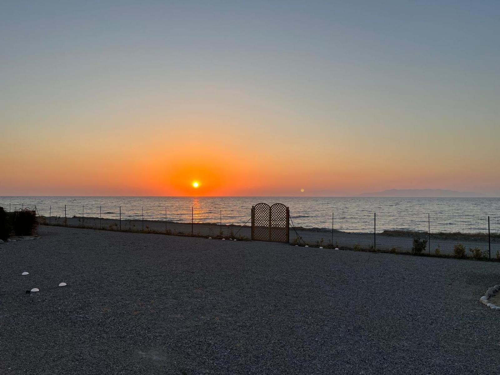 Lambou Beach Sunset Soroni 外观 照片
