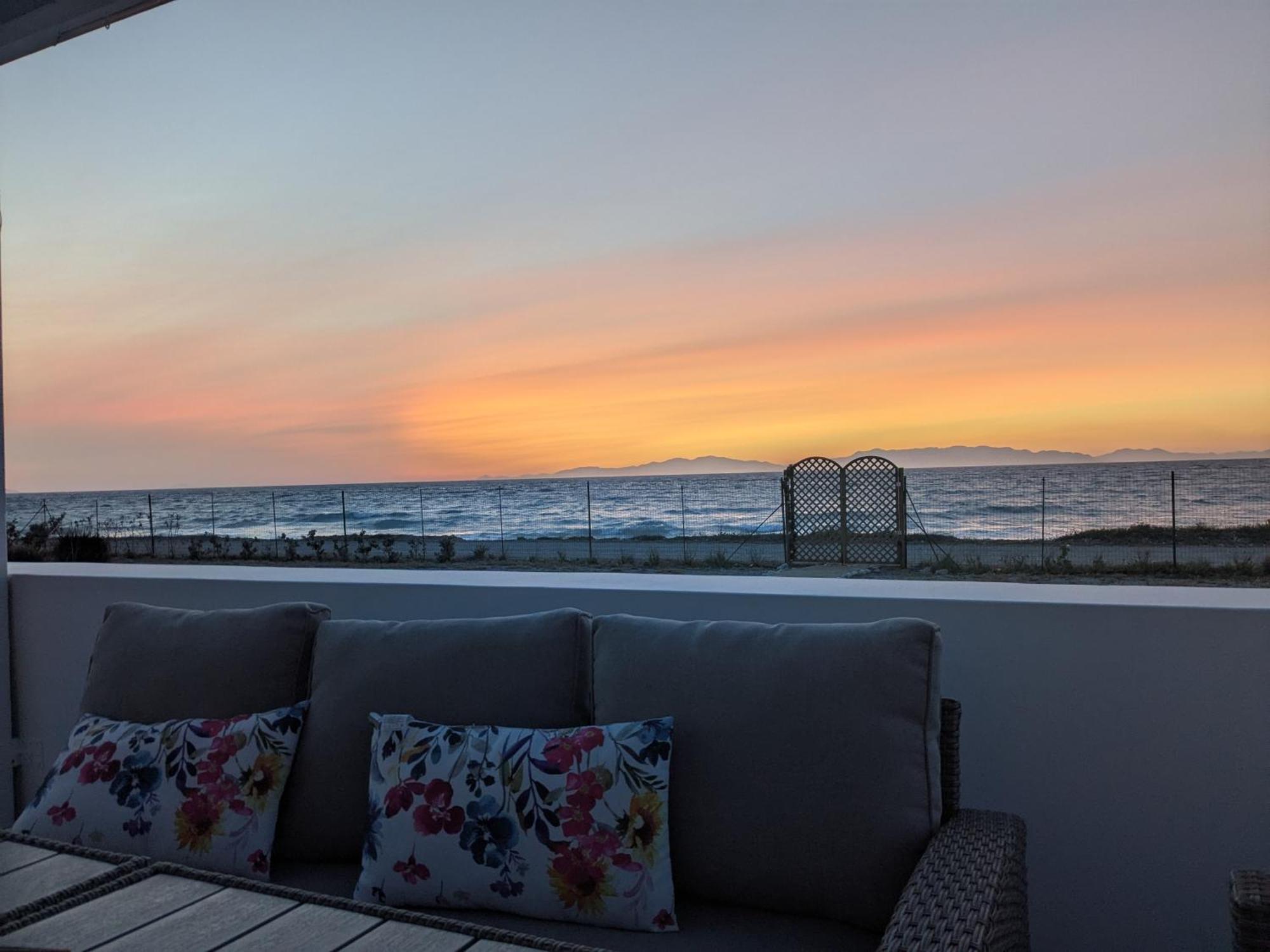 Lambou Beach Sunset Soroni 外观 照片